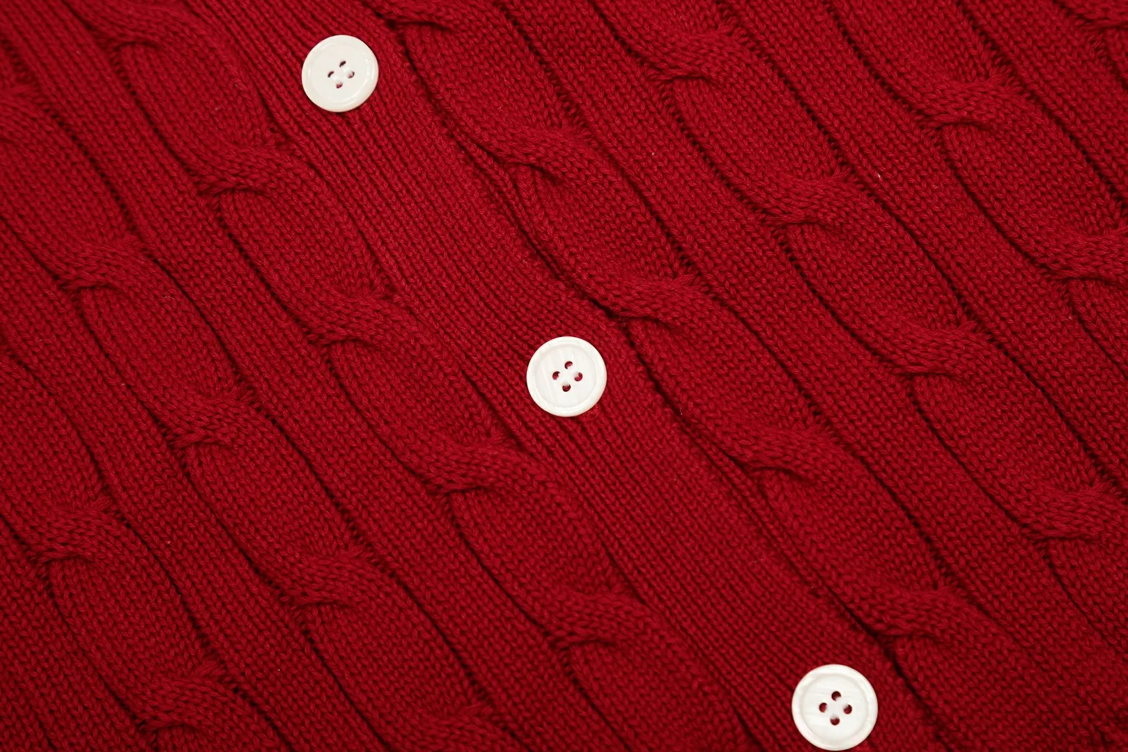 P270 Top quality" Style number: DS822# (not off the shelves all year round) [Ralph Lauren solid color pony embroidered logo lapel twist knitted cardigan] ✅Ralph Lauren Ralph Lauren classic basic versatile lapel knitted cardigan jacket ✅Main supply platform live broadcast Wholesale entity Replacement when out of stock Not off the shelf ✅ZP quality 1:1 version Scan the code to enter the GF website Counter quality ✅Detailed quality is the only one in Guangzhou Imported quality cotton yarn, focusing on high-end, cost-effective, good quality needless to say ✅The version is restored to the original order, the maximum size can be worn up to 160 pounds, loose, comfortable and stress-free ✅The upper body is simple and easy to match, ootd must-have style, good-looking clothes are never picky, a must-have recommendation for couples. Size: S-XL Color: black white gray almond light blue khaki pink burgundy Chinese red navy white label navy red label